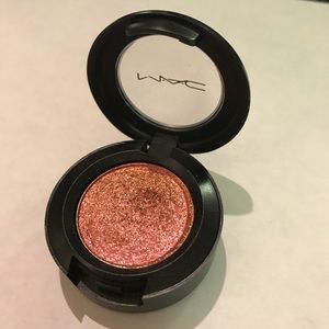 MAC dazzleshadow in LET’S ROLL